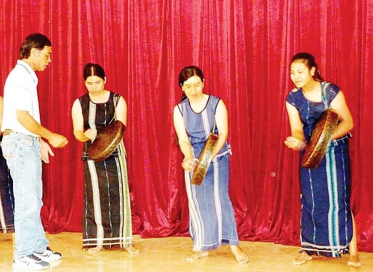 
Ngê̆ nhân K’Bes pơtho dôm bơngai tôn chĭng drŏ kăn pơtâp tôn boa chĭng sơng tơmoi