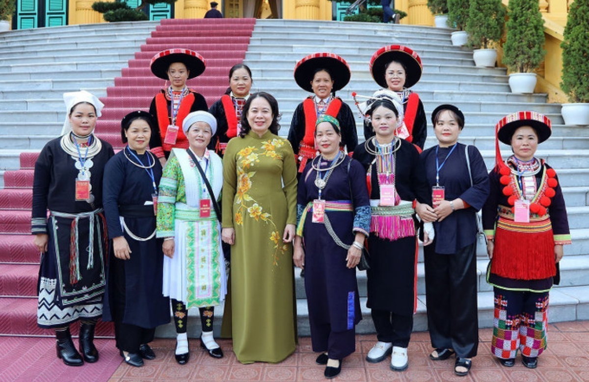 Phó Chủ tịch nước Võ Thị Ánh Xuân chụp ảnh chung cùng đại biểu dân tộc thiểu số tiêu biểu tỉnh Cao Bằng. Ảnh: Tuấn Anh/ TTXVN