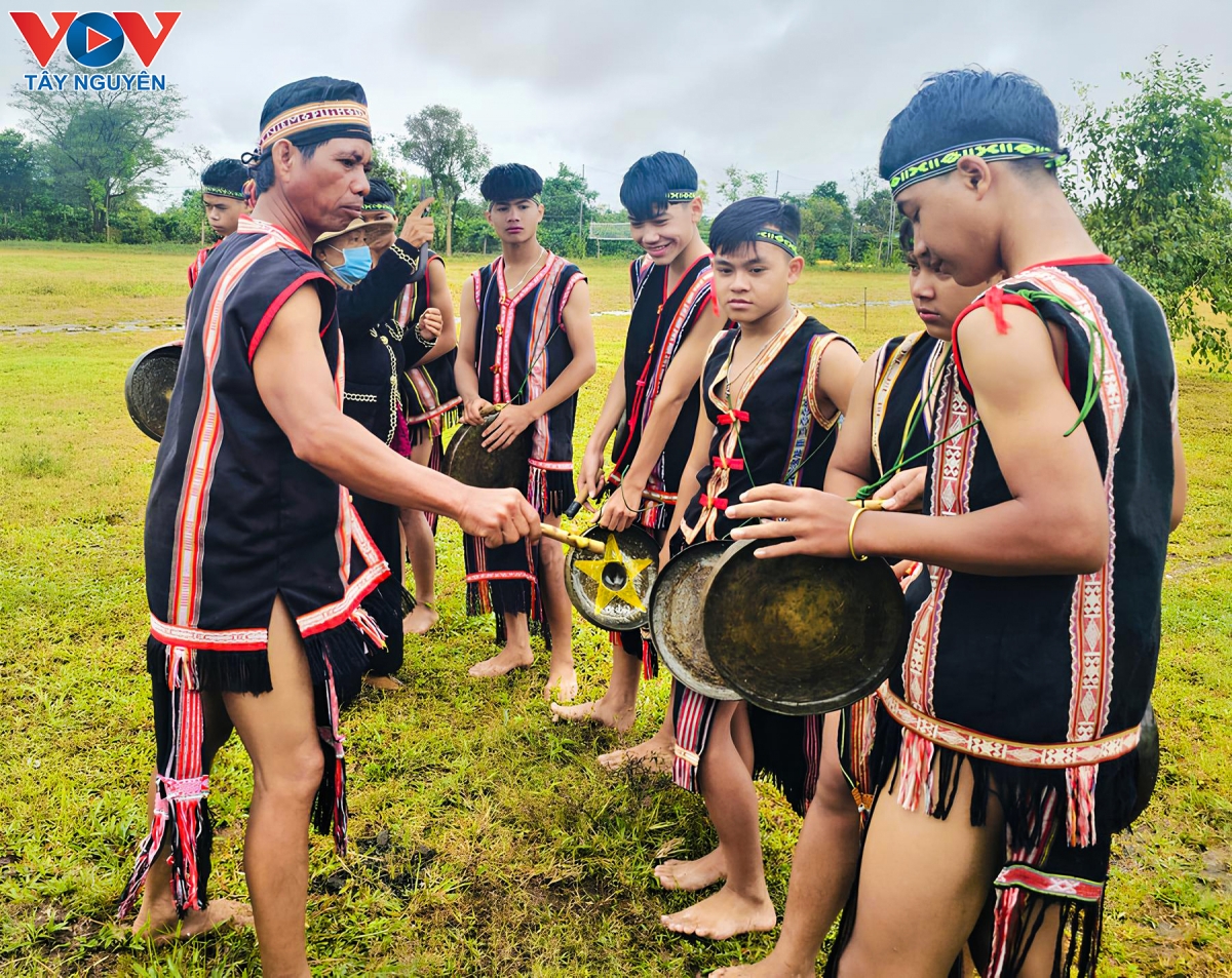 Puih Dup-Ngế ki rơkê hnê vâi rơtăm hdrông Jarai tôu chêng koăng