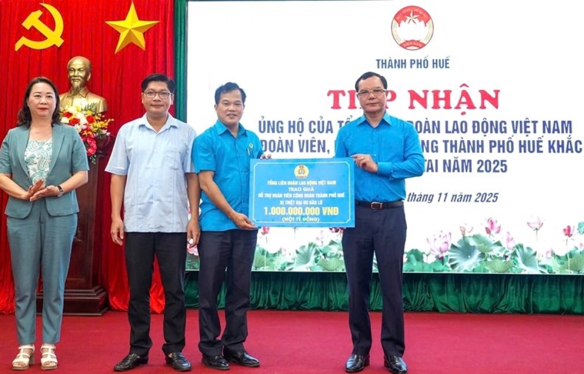 Ông Nguyễn Đình Khang, Chủ tịch Tổng Liên đoàn Lao động Việt Nam, trao biển tượng trưng hỗ trợ đoàn viên, người lao động TP. Huế khắc phục hậu quả mưa lũ. 