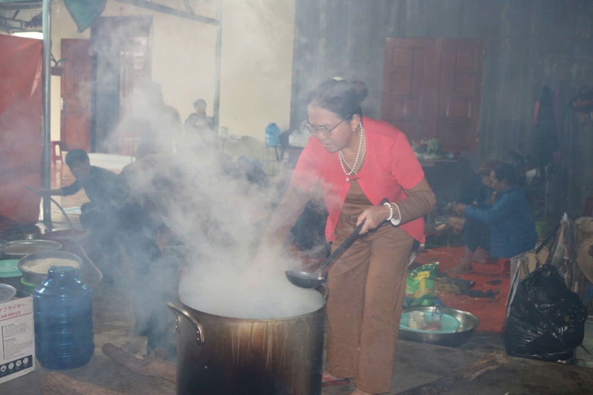 Xuyên đêm nấu bánh chưng hỗ trợ người dân vùng lũ.