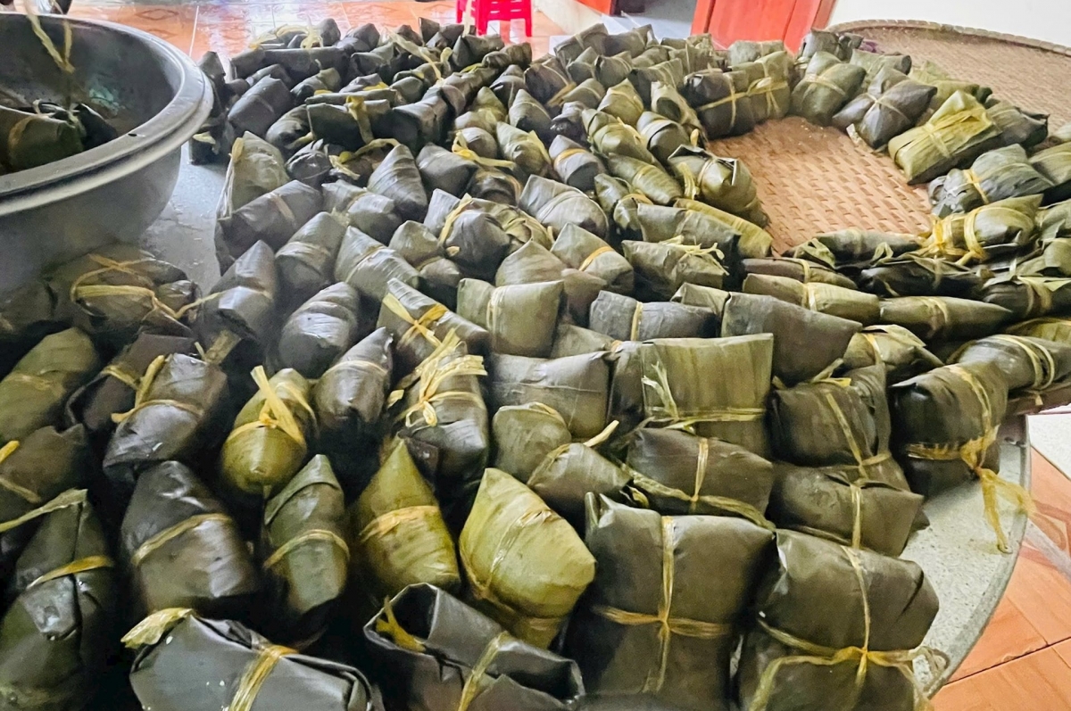 Những chiếc bánh hoàn thành, hy vọng tiếp thêm động lực cho người dân vùng lũ.