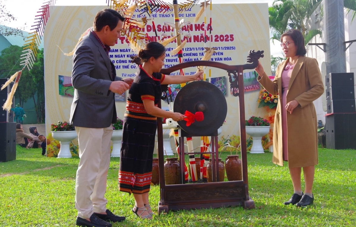 Phó Giám đốc Sở Văn hóa, Thể thao và Du lịch tỉnh Gia Lai Lê Thị Thu Hương đánh cồng khai hội.