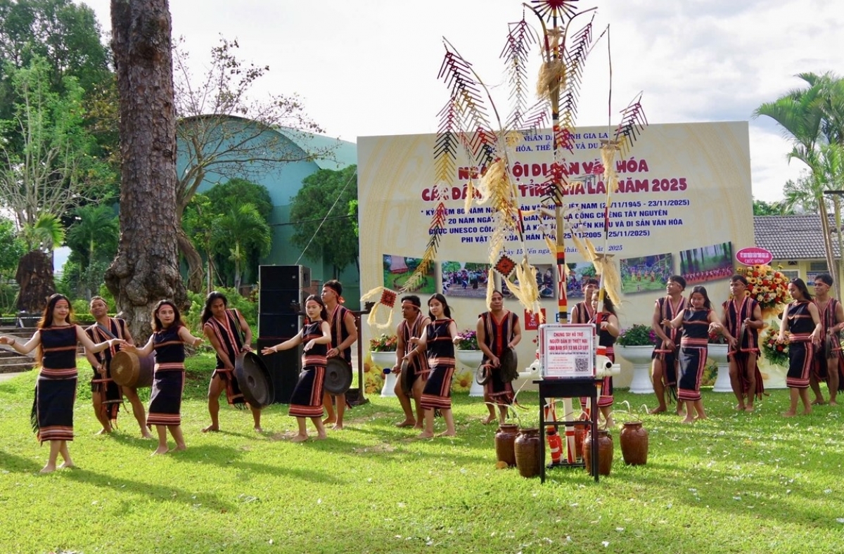 Các nghệ nhân GIa Rai trình diễn cồng chiêng tại Ngày hội.