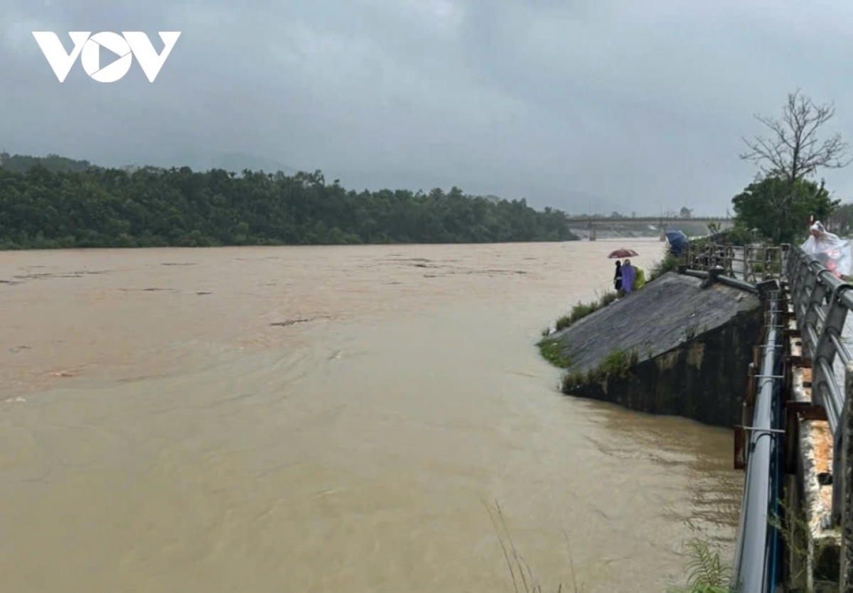Nhiều thuỷ điện xả lũ khiến mực nước sông, suối ở xã Trà Tập dâng cao.