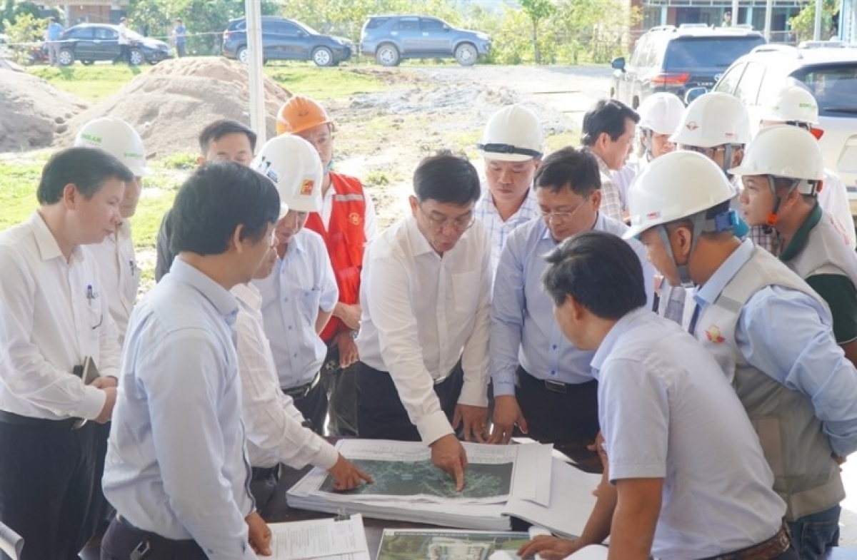 Lãnh đạo thành phố kiểm tra tiến độ đầu tư xây dựng trường phổ thông nội trú liên cấp tại xã A Lưới 4.