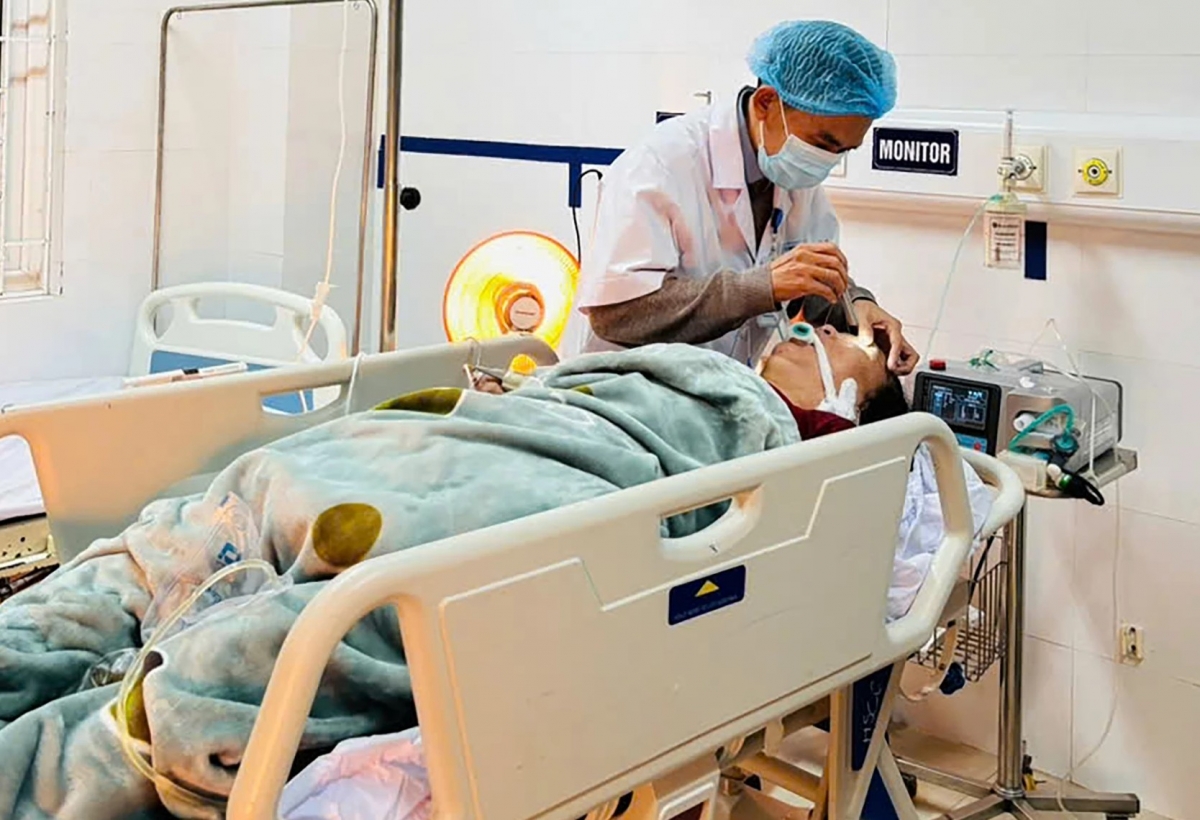 Các bác sĩ cấp cứu cho bệnh nhân bị ngộ độc khí CO do sưởi than củi.