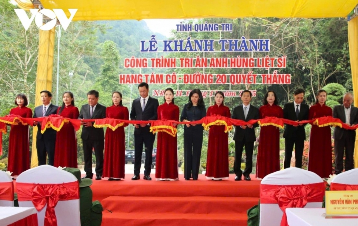 Cắt băng khánh thành công trình.