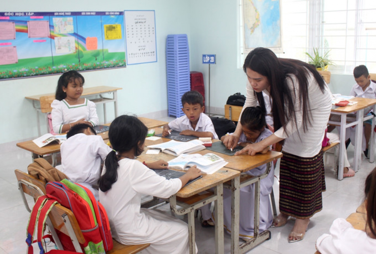 Sang bac Tieu hoc Lâm Giang peih pato dua tuk pato akhar huroh Cam di sa adit