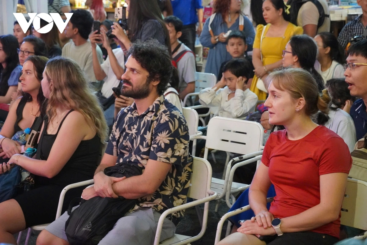 Tuai negar langiu hu sa var maong iek adaoh Hat Boi di jalan tapuk Ban raya Ho Chi Minh