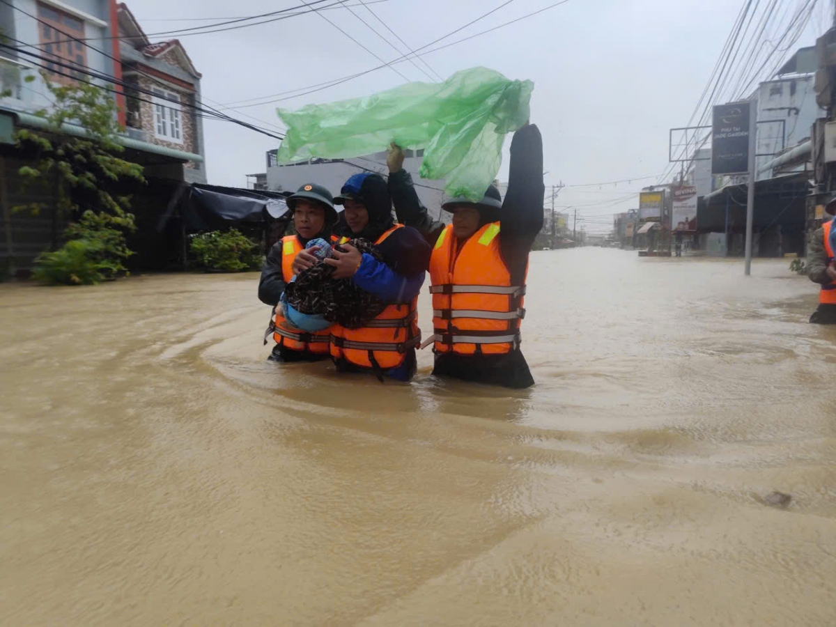 Cán bộ, chiến sĩ Bộ Chỉ huy Quân sự tỉnh Gia Lai dầm mình cứu người