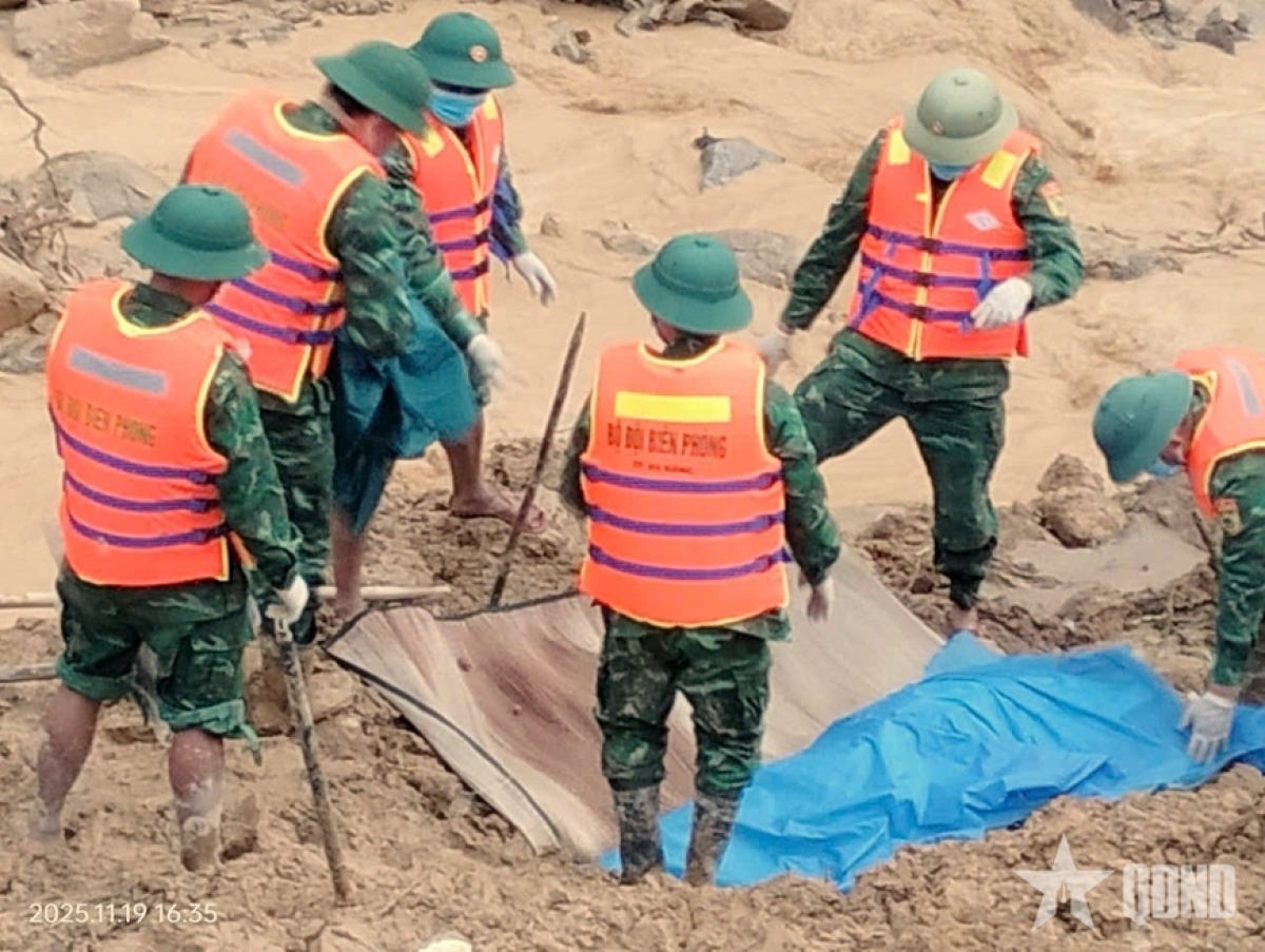 Cán bộ, chiến sĩ Biên phòng và chó nghiệp vụ phát hiện một thi thể tại hiện trường cách khu vực sạt lở 500m.