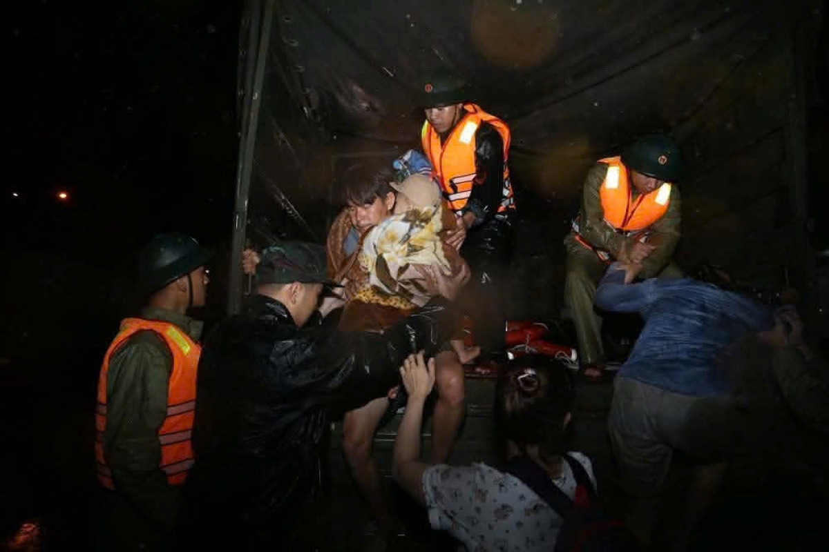 Bộ đội Quân khu 5 sơ tán người trong đêm