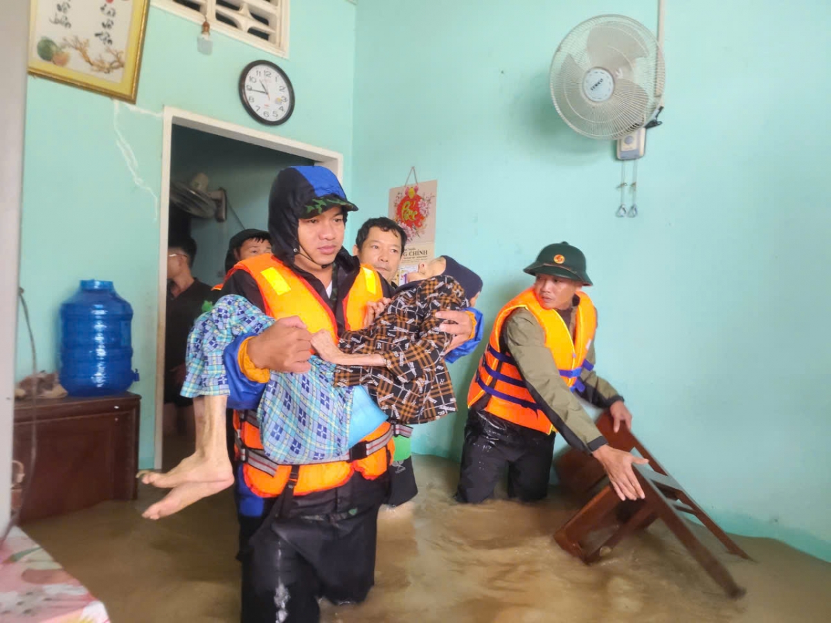 Bộ đội ưu tiên cứu người già trẻ em vùng ngập lũ