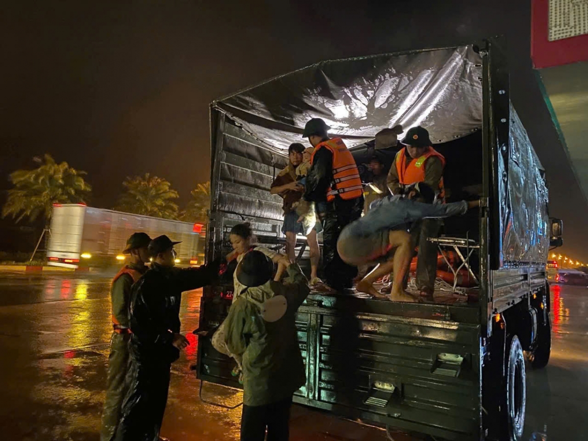 Xuyên đêm cứu người