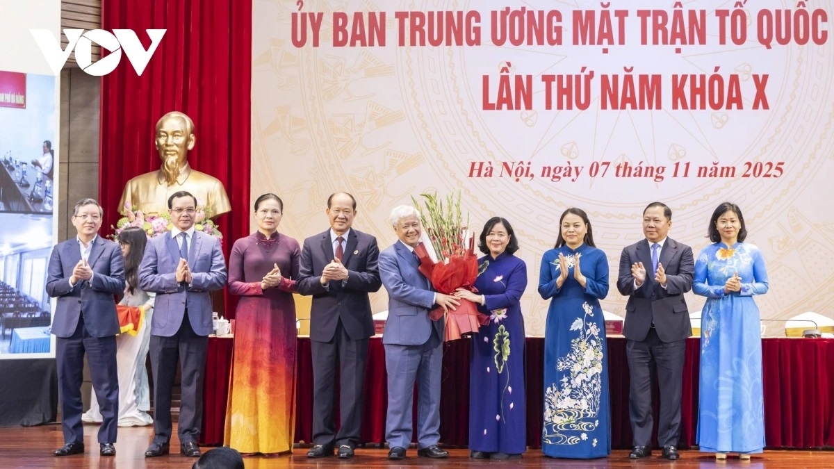 Ban Thường trực Ủy ban Trung ương MTTQ Việt Nam tặng hoa chúc mừng ông Đỗ Văn Chiến, Ủy viên Bộ Chính trị, Phó Bí thư Thường trực Đảng ủy Quốc hội