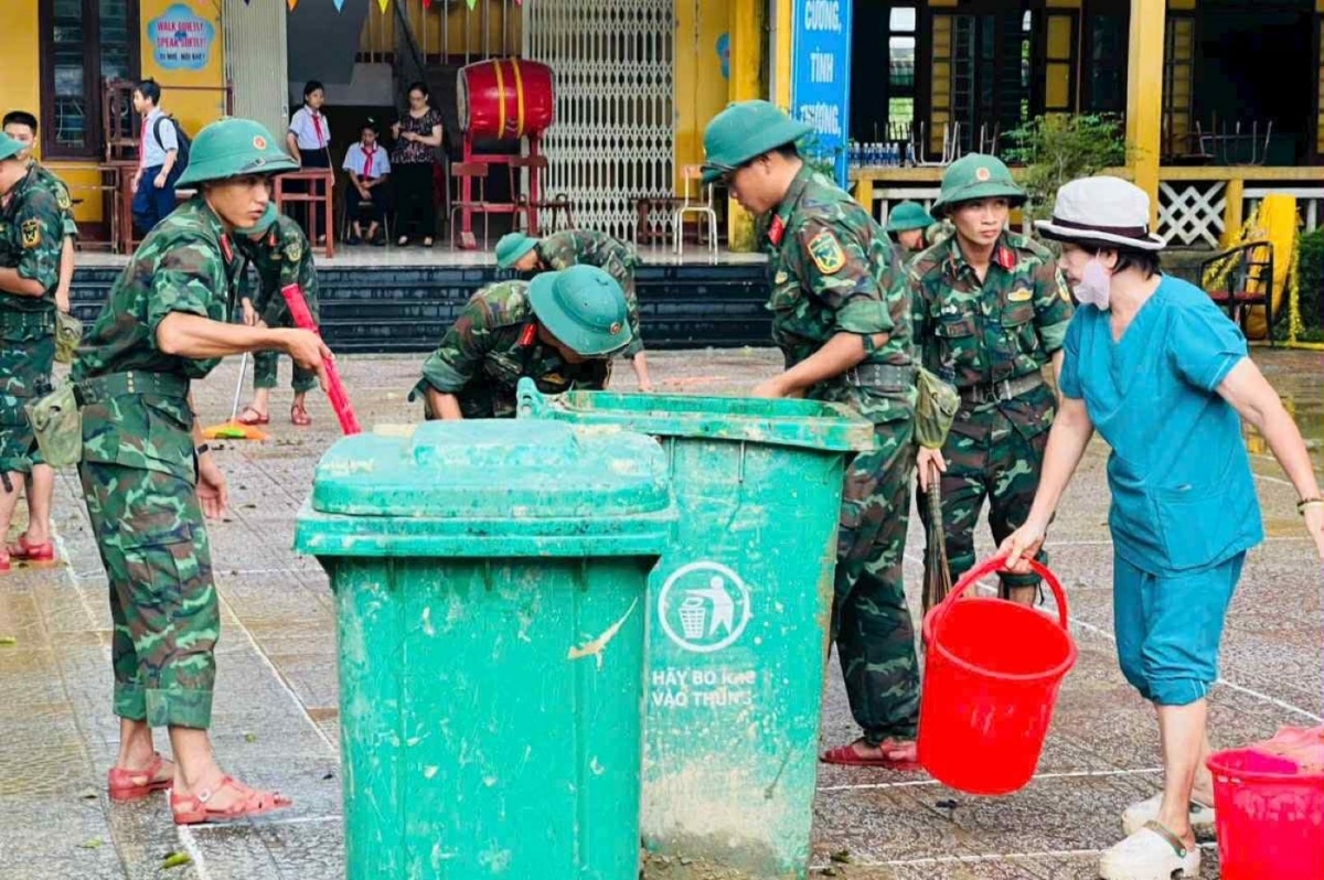 Bộ đội giúp các trường học ở Huế dọn vệ sinh sau lũ