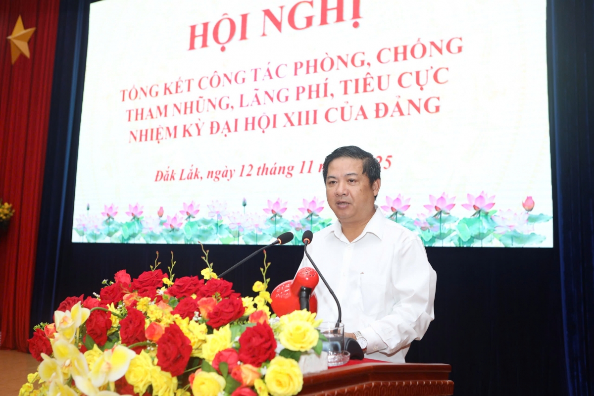 
Ồng Lương Nguyễn Minh Triết, Ƀí thư Tỉñ ủy càr Dăk Lăk đơng lam tàm pơrjum