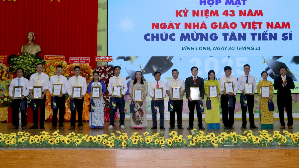 Các tân Tiến sĩ của trường được vinh danh tại buổi Họp mặt