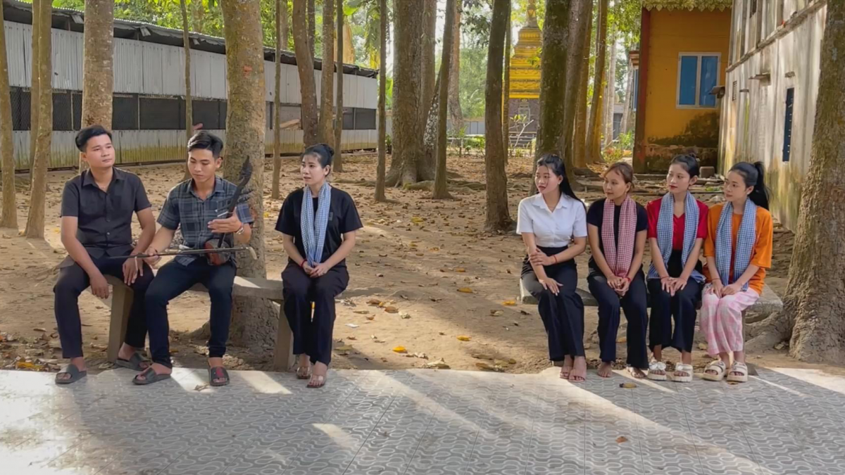 Câu lạc bộ Văn hóa – Văn nghệ chùa Bốn Mặt cùng nhau luyện hát, ôn lại những bài hát ru dân gian