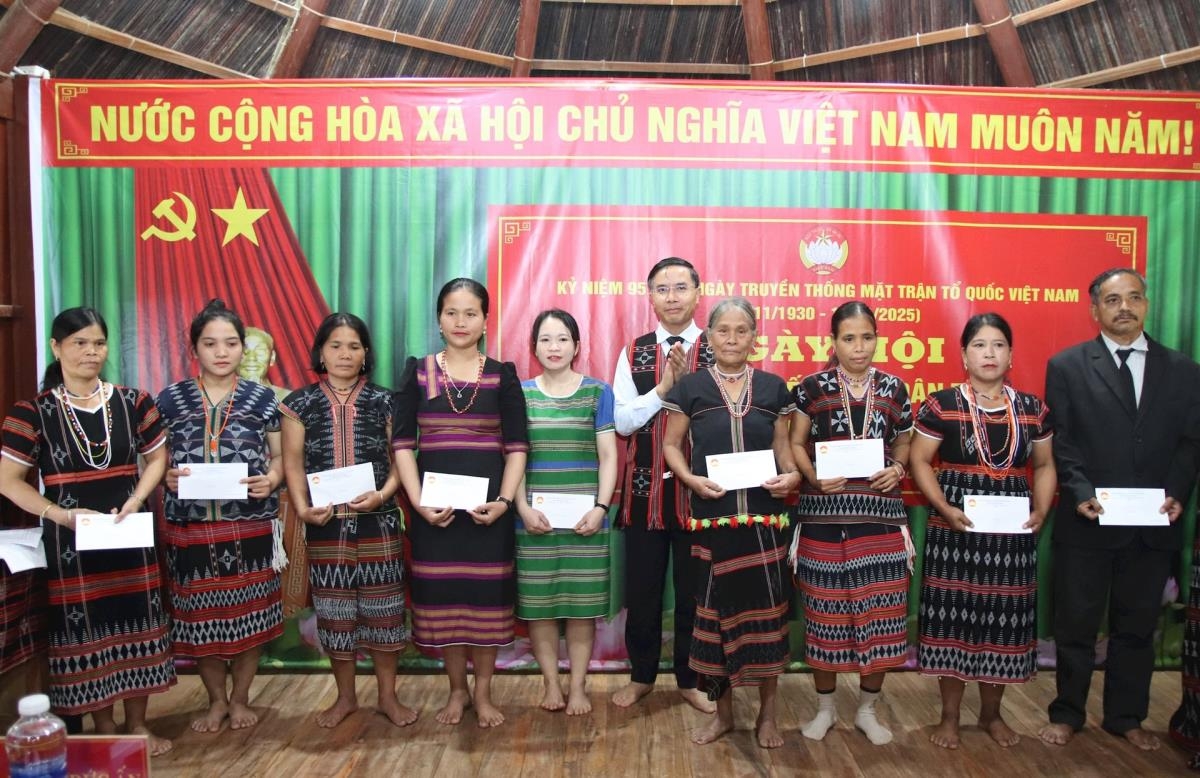 Chủ tịch UBND thành phố Pham Đức Ấn tặng quà cho các hộ bà con nhân dân có hoàn cảnh khó khăn thôn Tà Lang