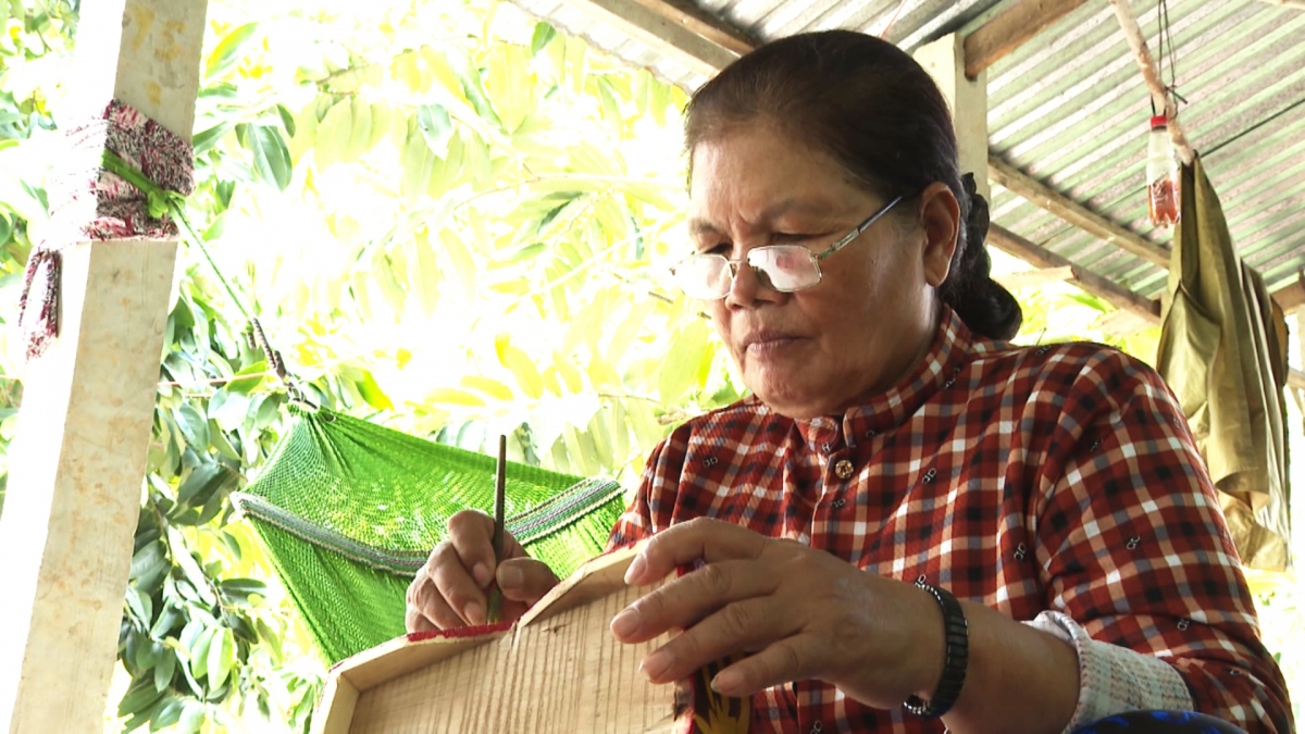 Cô Triệu Thị Vui đang vẽ hoa văn cho khay trầu cau