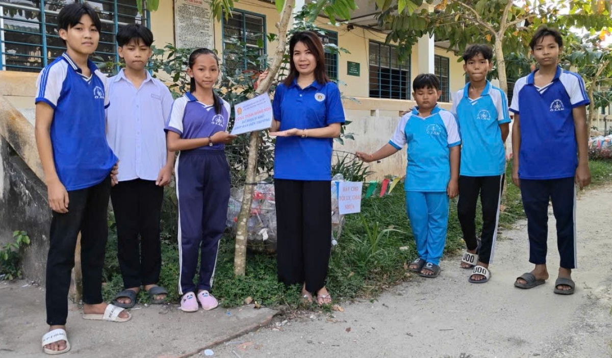 Cô Vanh Ma Lai (Giữa) còn là tổng phụ trách Đội, luôn đi đầu trong các phong trào thi đua của trường