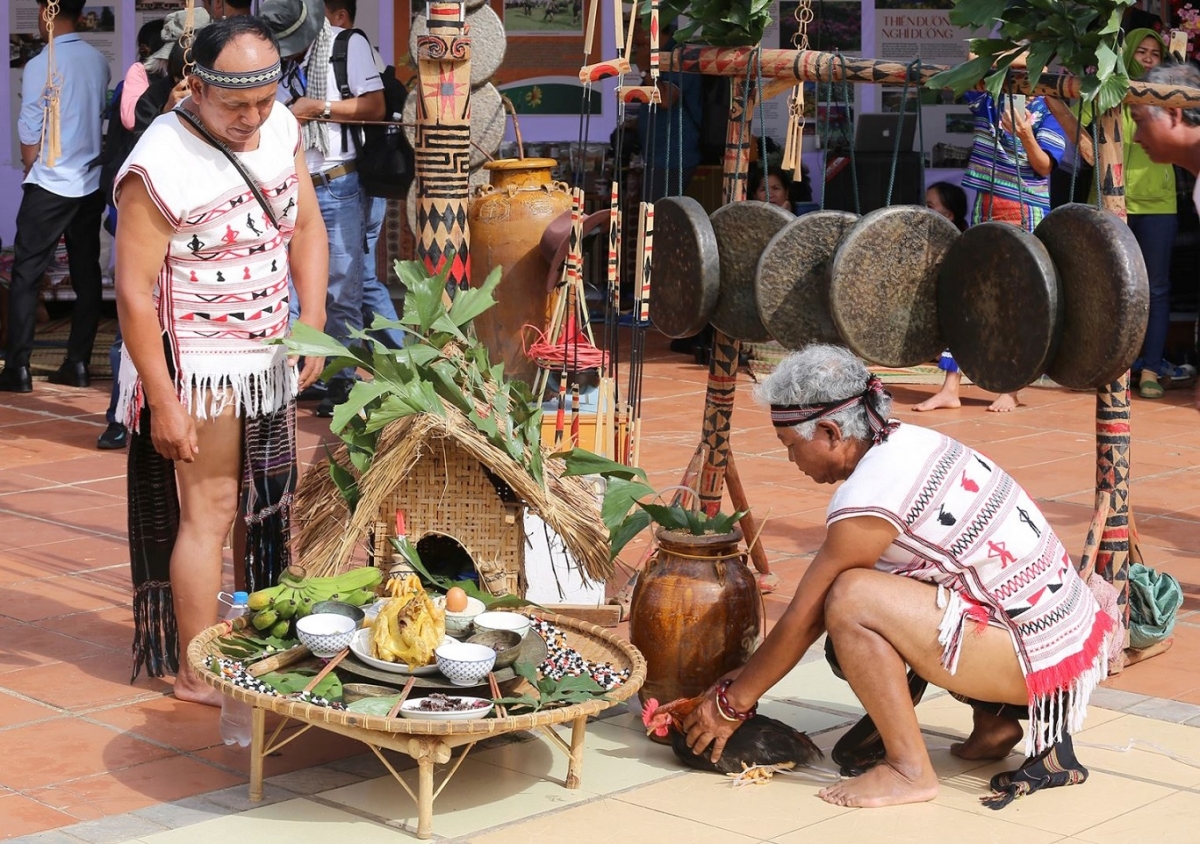 Krâ pơlê rơkâu xối pleăng í hmong ƀă kơƀeăng ‘măn kế kâ vâ pâ mơju chêng vâ xúa