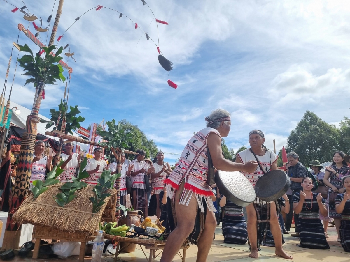 - Hlăm mnâo kpiê čeh, ênai čing kwang kbưi