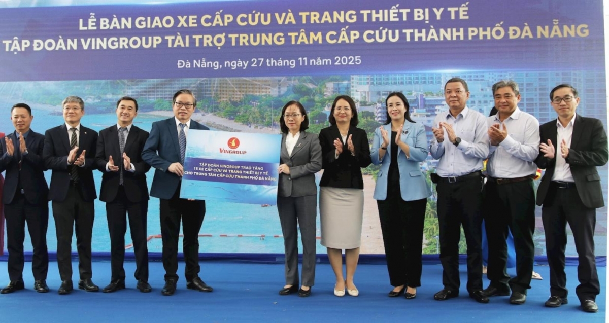 Giám đốc Sở Y tế thành phố Trần Thanh Thủy (thứ 6, bên phải qua) tiếp nhận thiết bị y tế của Tập đoàn Vingroup trao tặng. Ảnh: ĐẮC MẠNH