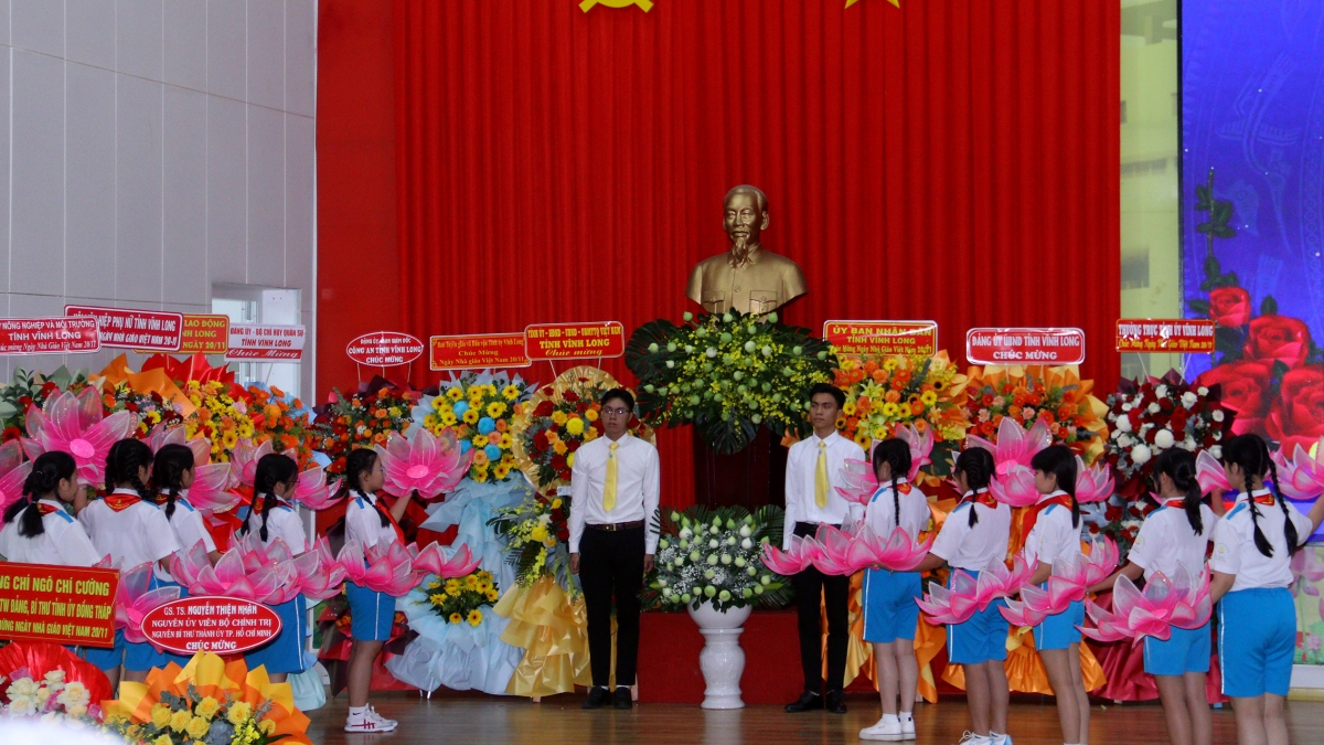 Dâng hoa lên Bác - mở đầu cho buổi Họp mặt