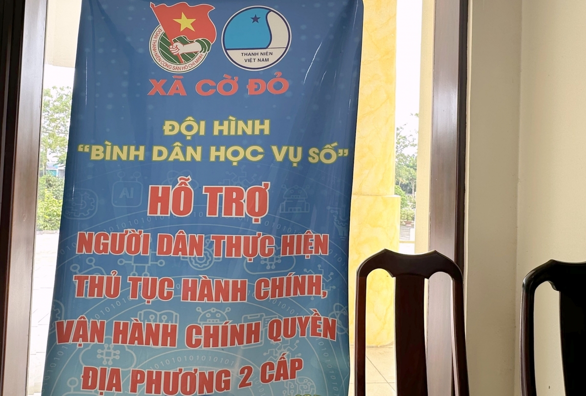 Đoàn thanh niên hỗ trợ người dân làm thủ tục hành chính