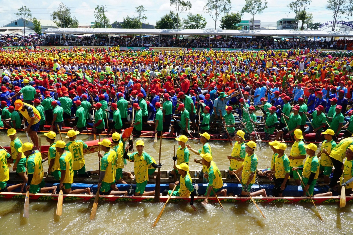 Đông đảo đồng bào Khmer tham gia lễ hội đua ghe Ngo