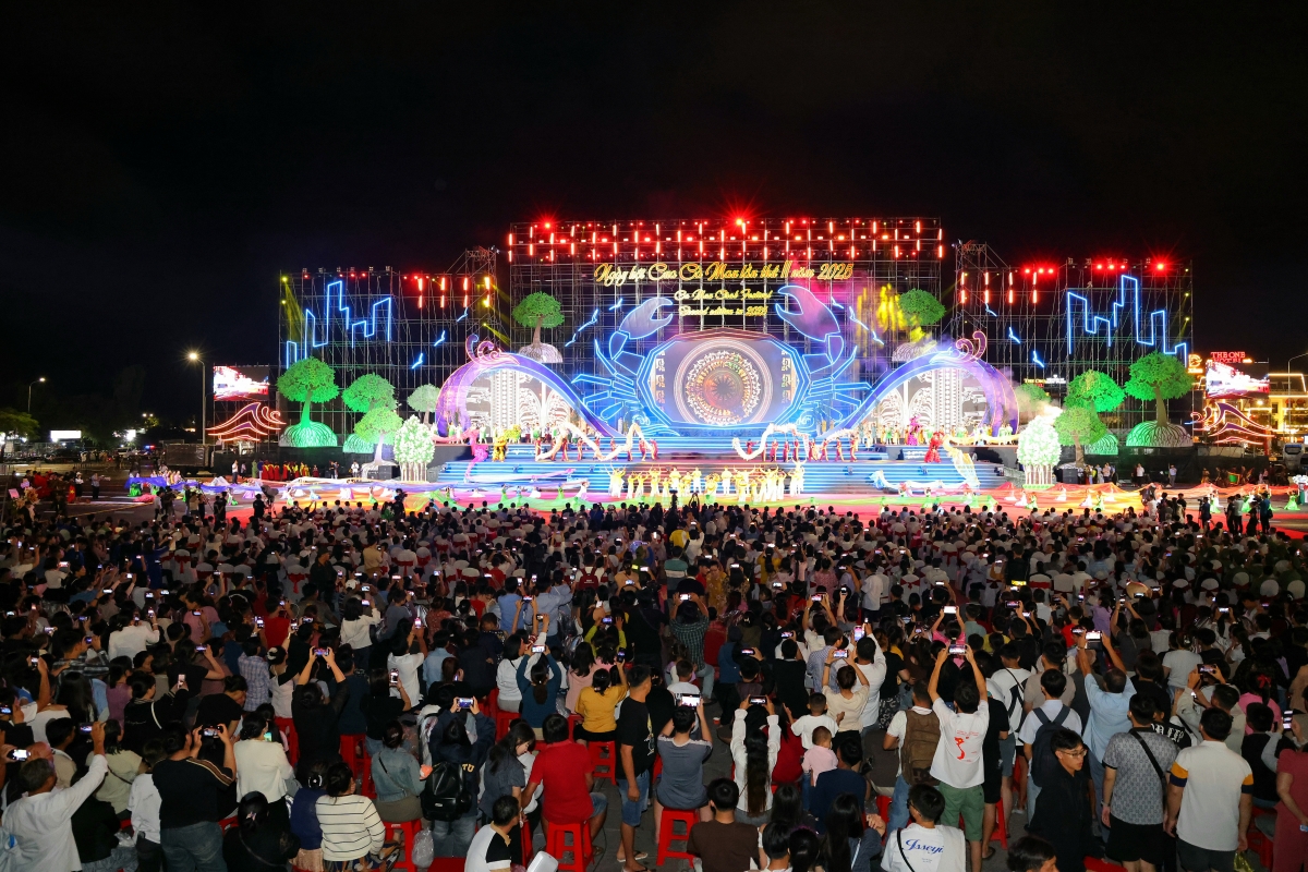 Đông đảo du khách về dự Ngày hội cua Cà Mau lần thứ II- năm 2025