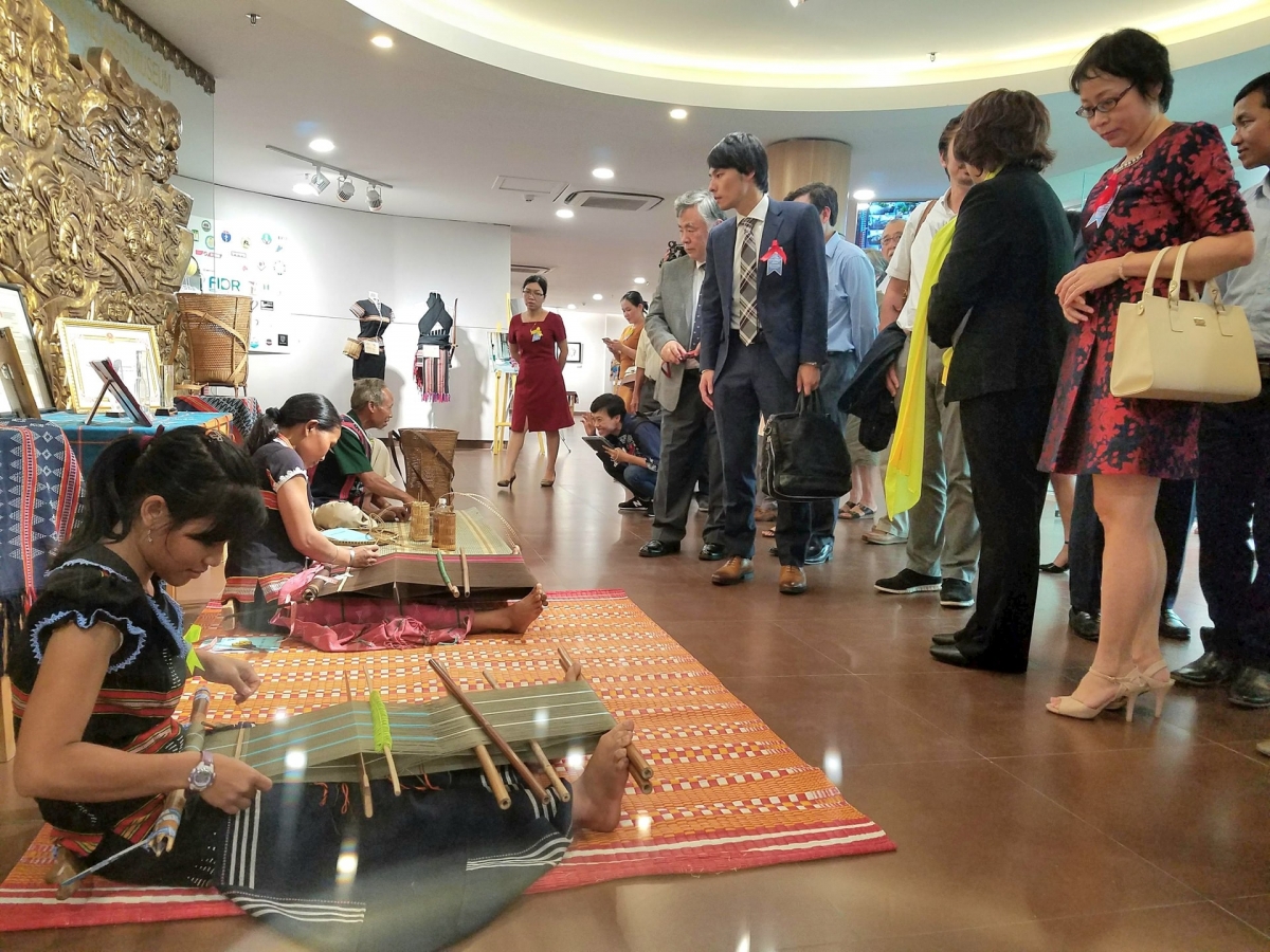 Hoạt động trình diễn nghề truyền thống của đồng bào dân tộc thiểu số vùng tây Đà Nẵng trong một sự kiện được tổ chức tại Bảo tàng Đà Nẵng. Ảnh: QUỐC TUẤN