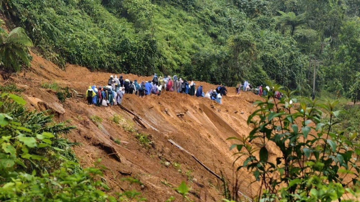 Đường Hô Chí Minh lên xã A Vương sạt lở, phải gùi cõng lương thực tiếp tế người dân