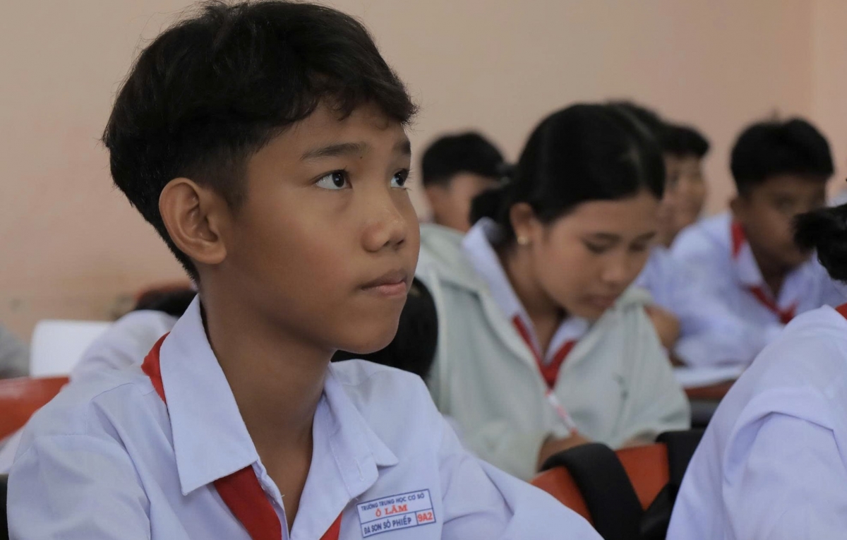 Em Đa Son Sô Phiếp (Bìa trái) - Học sinh Trường THCS Ô Lâm (tỉnh An Giang)