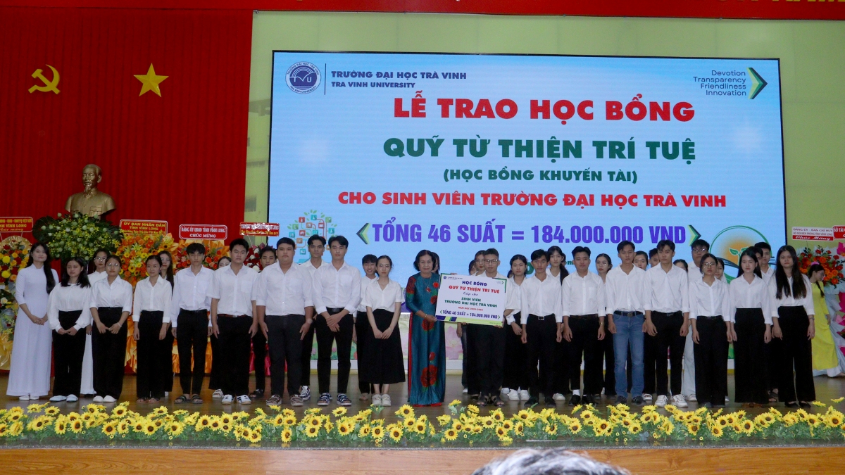 Gần 200 suất học bổng được trao nhân dịp 20-11