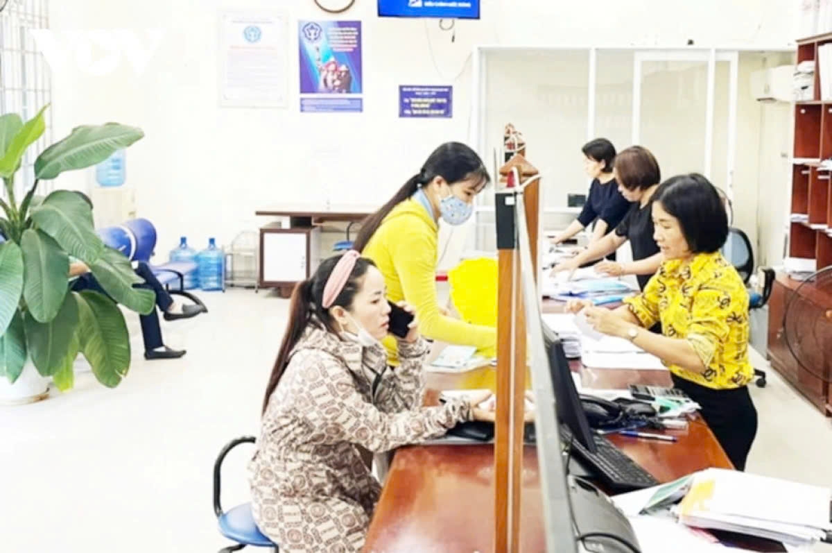  Người dân đến làm thủ tục liên quan đến Bảo hiểm xã hội  