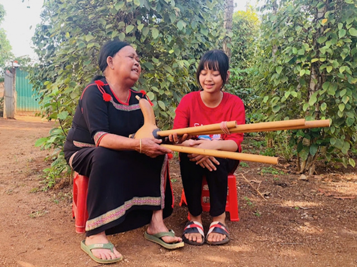 Na H’Ƀlĭư Hwing hnê muăn kơdrâi H’Lana hơdruê eirei