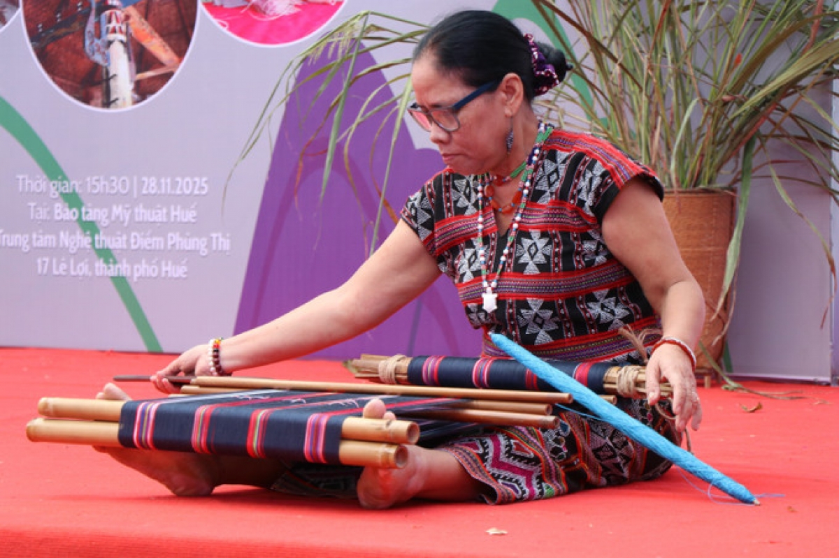 Trình diễn dệt Dèng tại triển lãm. ảnh: Mai Trang/TTXVN