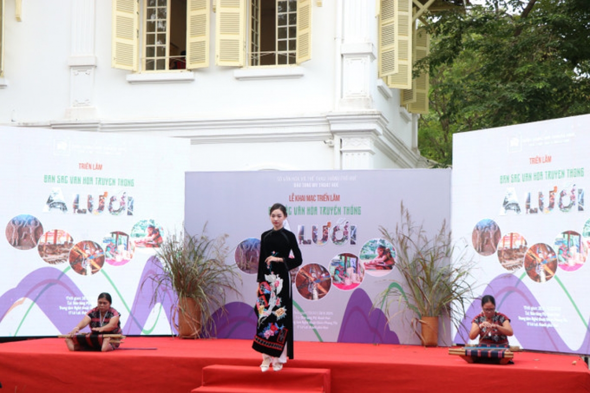 Trình diễn thời trang và nghề dệt Dèng. ảnh: Mai Trang/TTXVN