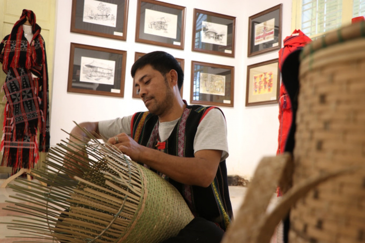 Nghệ nhân vùng cao A Lưới thao diễn tại triển lãm. ảnh: Mai Trang/TTXVN