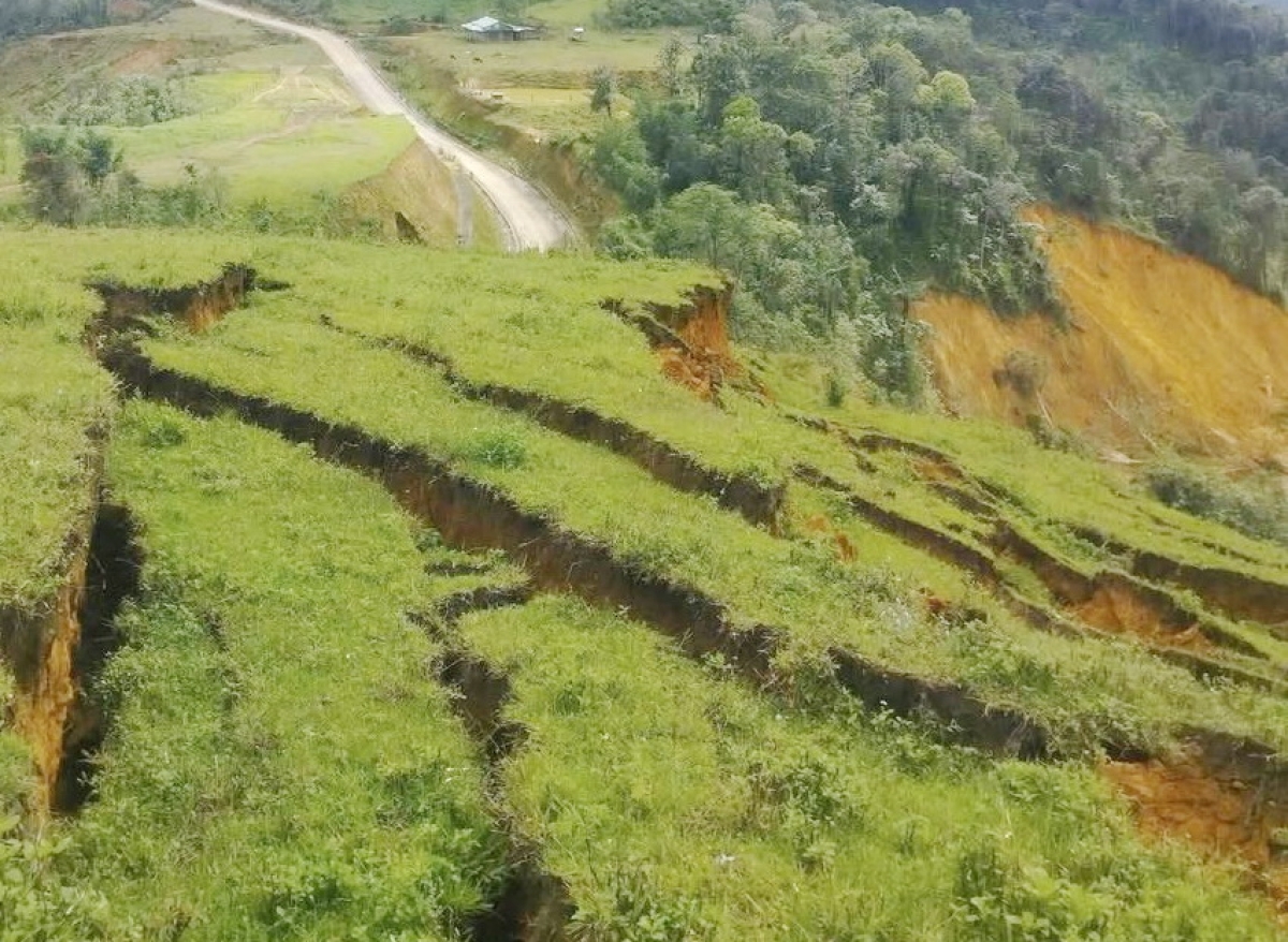 Nhiều vết nứt tiếp tục xuất hiện