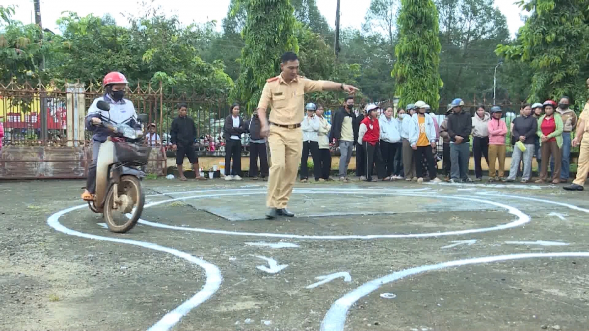 
Công an pơtho ăn kon pơlei hao gre dăr trong kơsô̆ 8