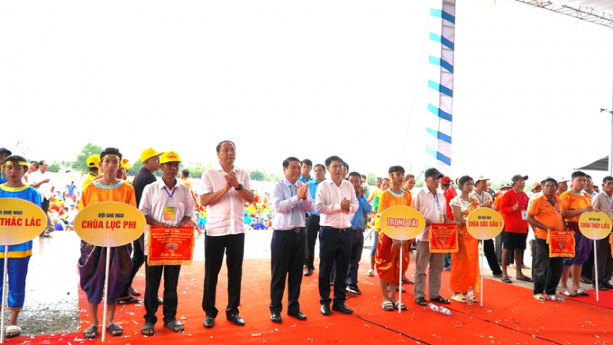 Phó Bí thư Tỉnh ủy An Giang Lâm Minh Thành và Phó Chủ tịch UBND tỉnh Lê Trung Hồ trao cờ lưu niệm cho các đội tham gia đua ghe ngo.