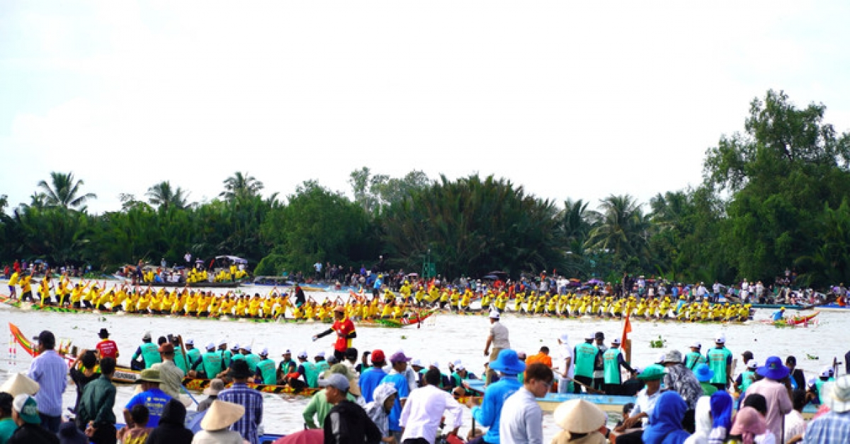 Các đội ghe ngo tranh tài sôi nổi trên dòng sông Cái Lớn.