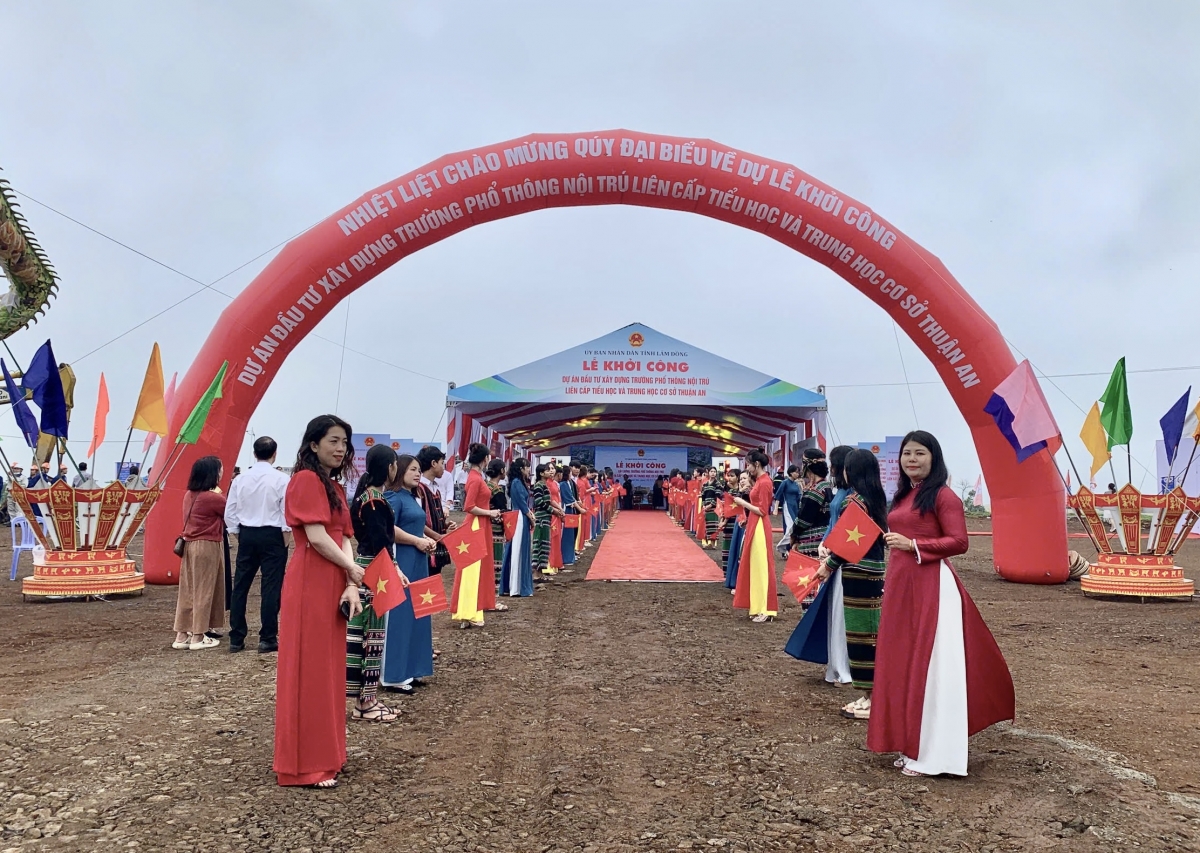 Hìu bơsram bàr kấp, kấp 1 mờ kấp 2 Thuận An geh kơ̆p kờñ là anih ròng bơta ngăc ngar tiah nhàr lơgar Thuận An