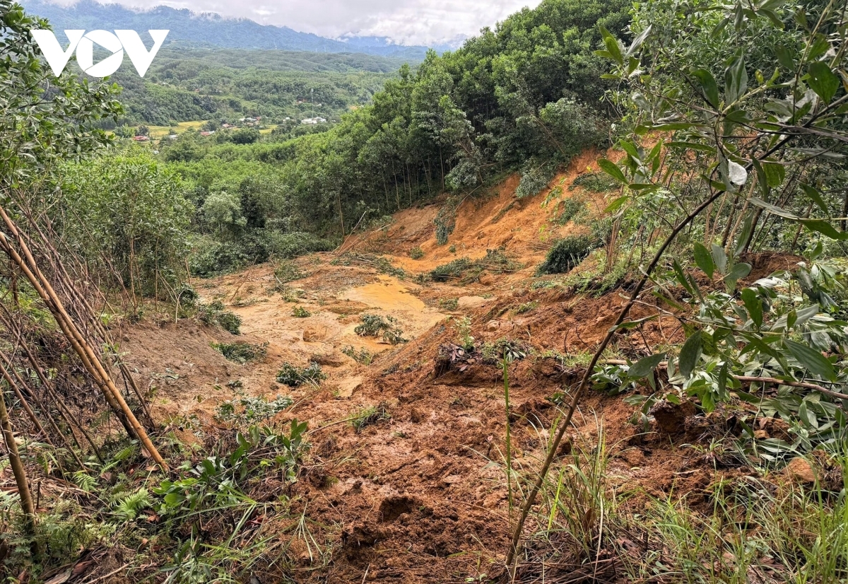 Khối lượng lớn đất đá từ trên cao đổ xuống.