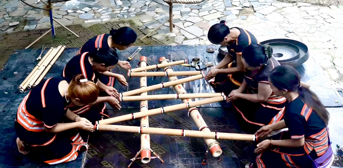 Klông pút- đờng bơh ùr kòn cau Sơdàng gơ jat bal mờ gơnoar “pơdiang hwềng kòi”.